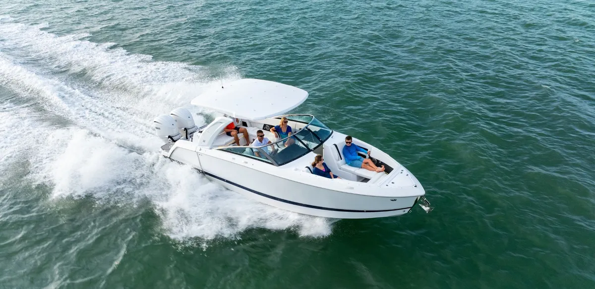 Four Winns H9 OB: Boat cruising with passengers at sea