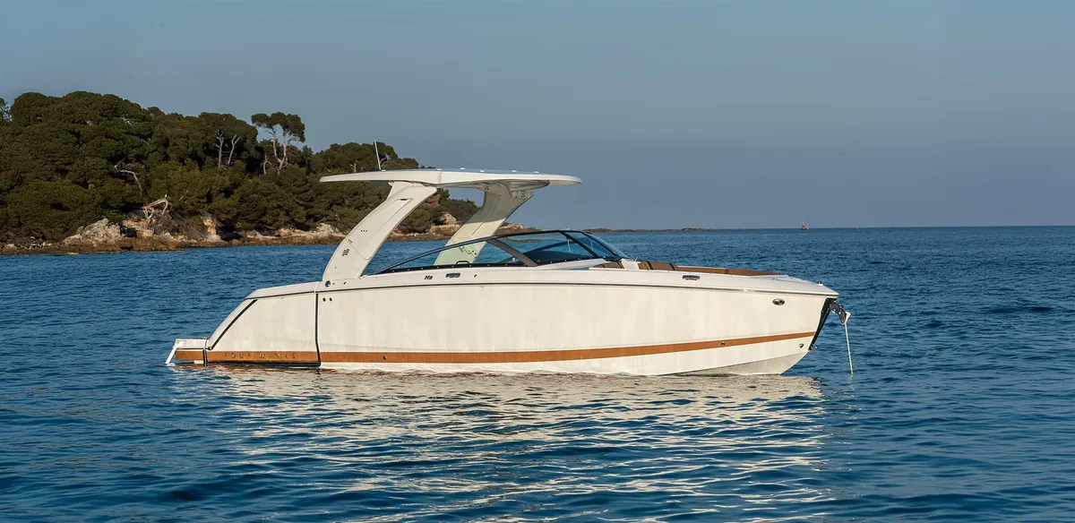 Four Winns H9: Boat moored near the coast