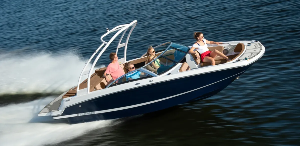 Four Winns HD2: Boat cruising on water