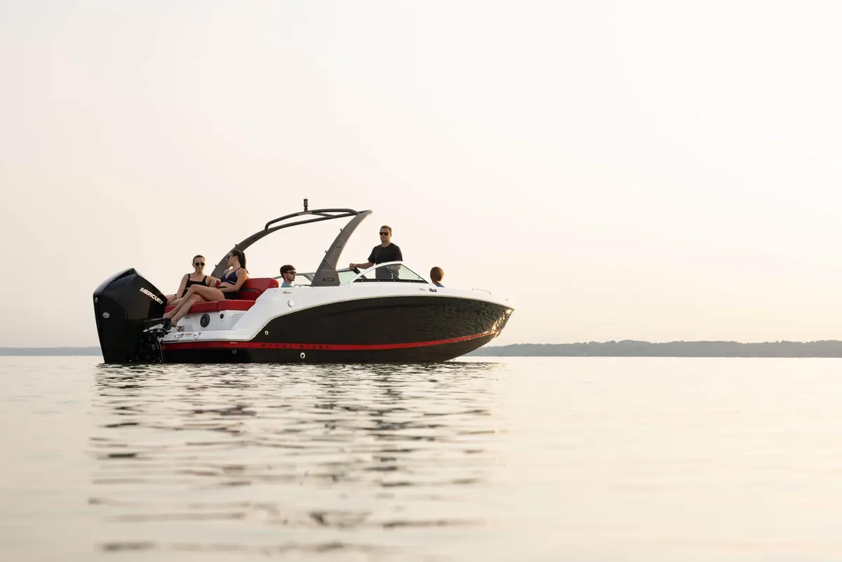 Four Winns HD3 OB: Boat with people on the water