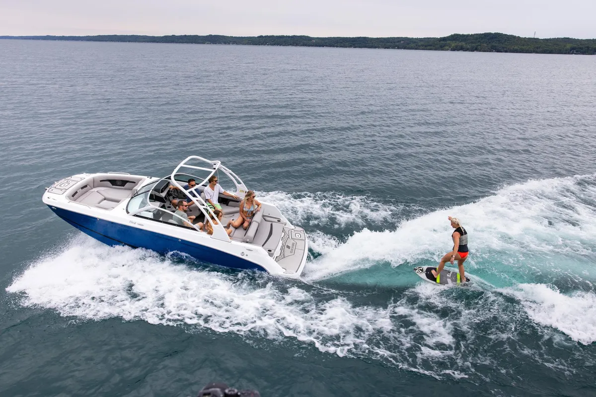 Four Winns HD3 Surf: Bootsfahrt mit einem Wakeboarder
