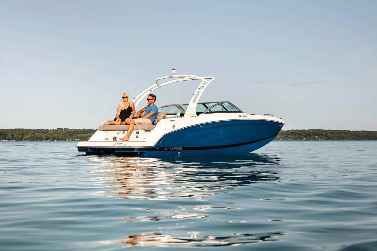Four Winns HD3: Boat on calm water with a couple