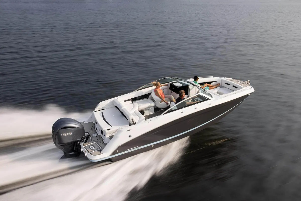 Four Winns HD5 OB: Speedboat cruising with passengers on the water