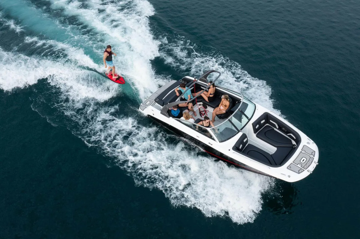 Four Winns HD5 Surf: Boot mit einem Wakesurfer auf dem Meer