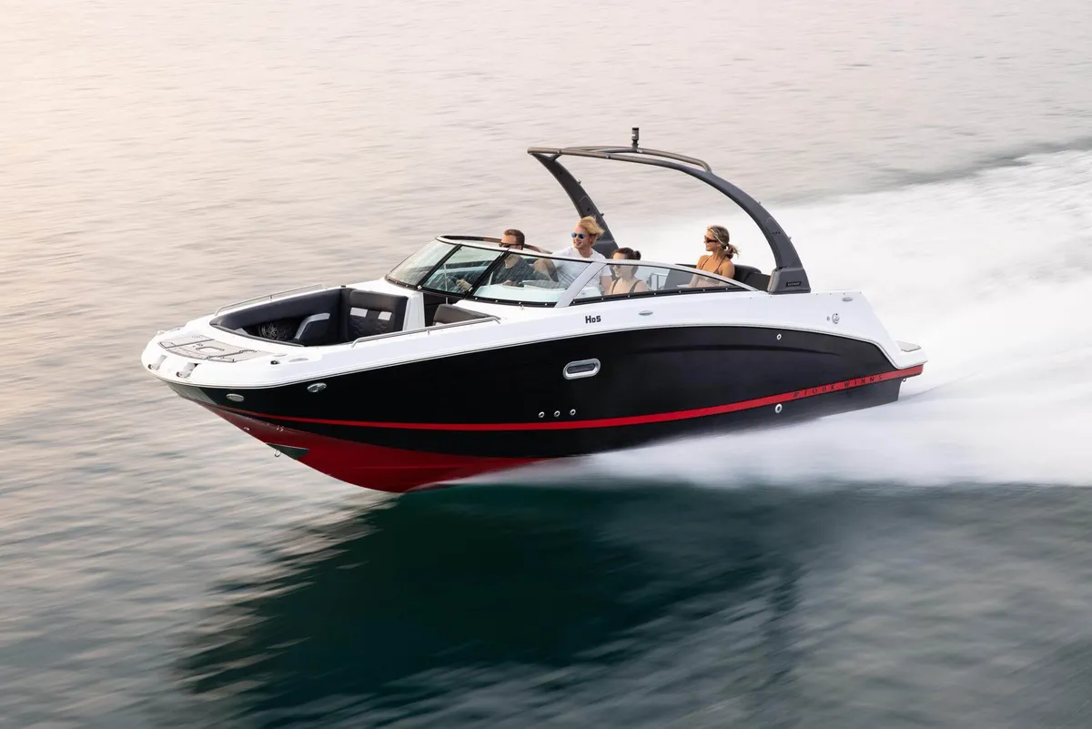 Four Winns HD5: Speedboat cruising with passengers