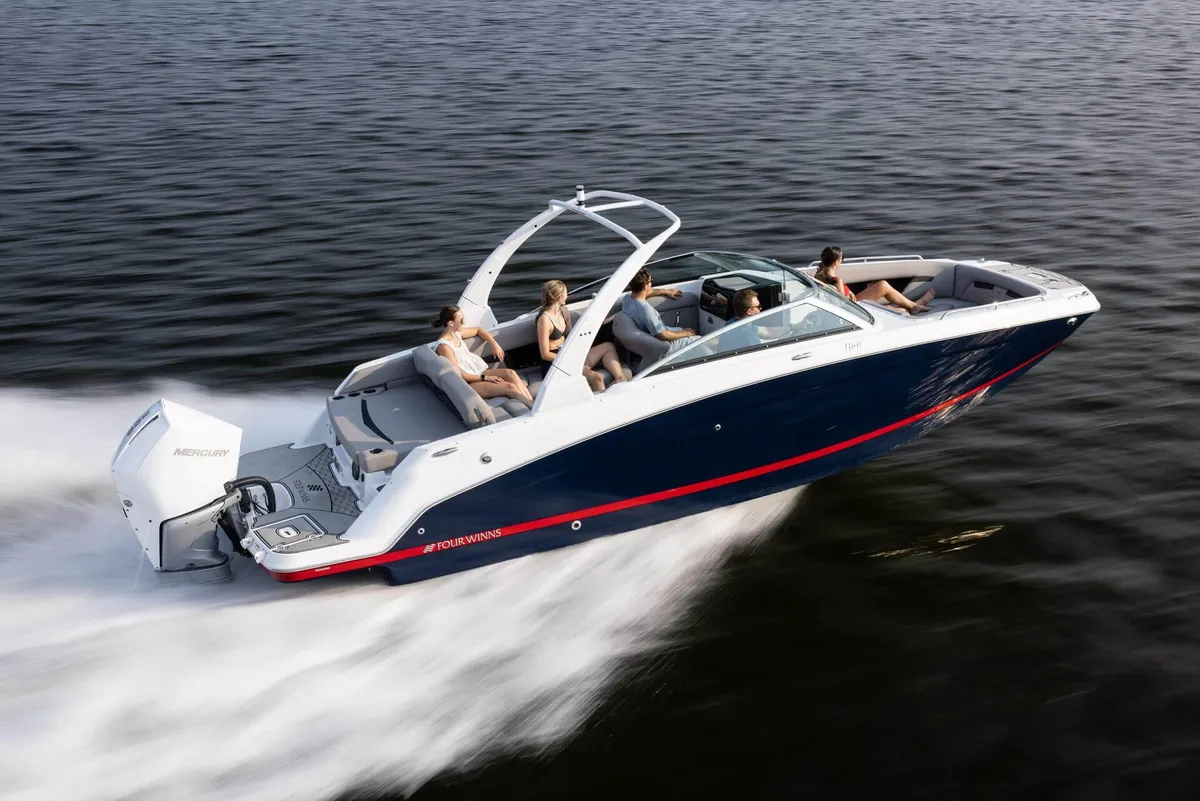 Four Winns HD8 OB: Boat cruising with passengers