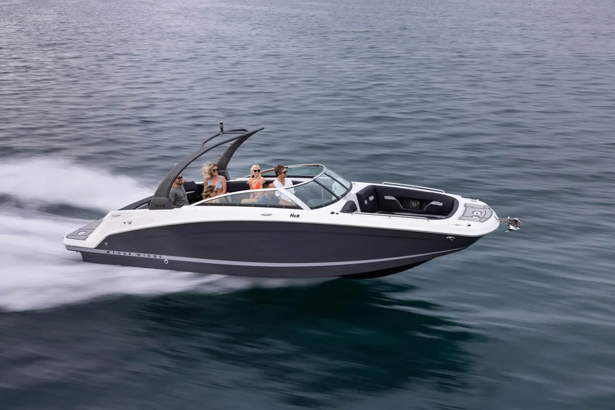 Four Winns HD8: Boat cruising at sea with passengers