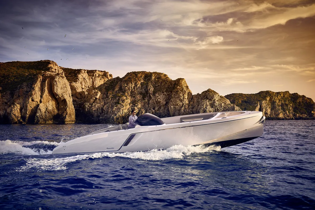 Frauscher 1017 GT Air: A white speedboat cruises past the cliffs