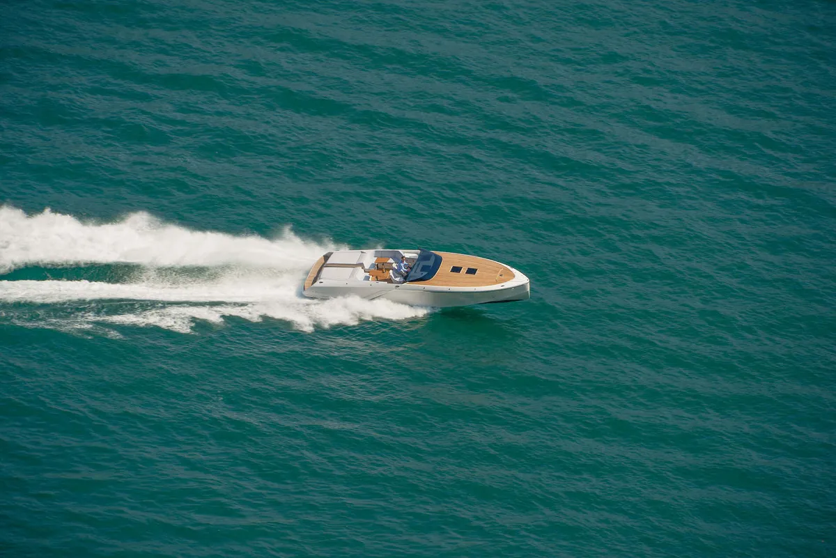 Frauscher 1212 Ghost: Schnellbootfahrt auf dem Meer