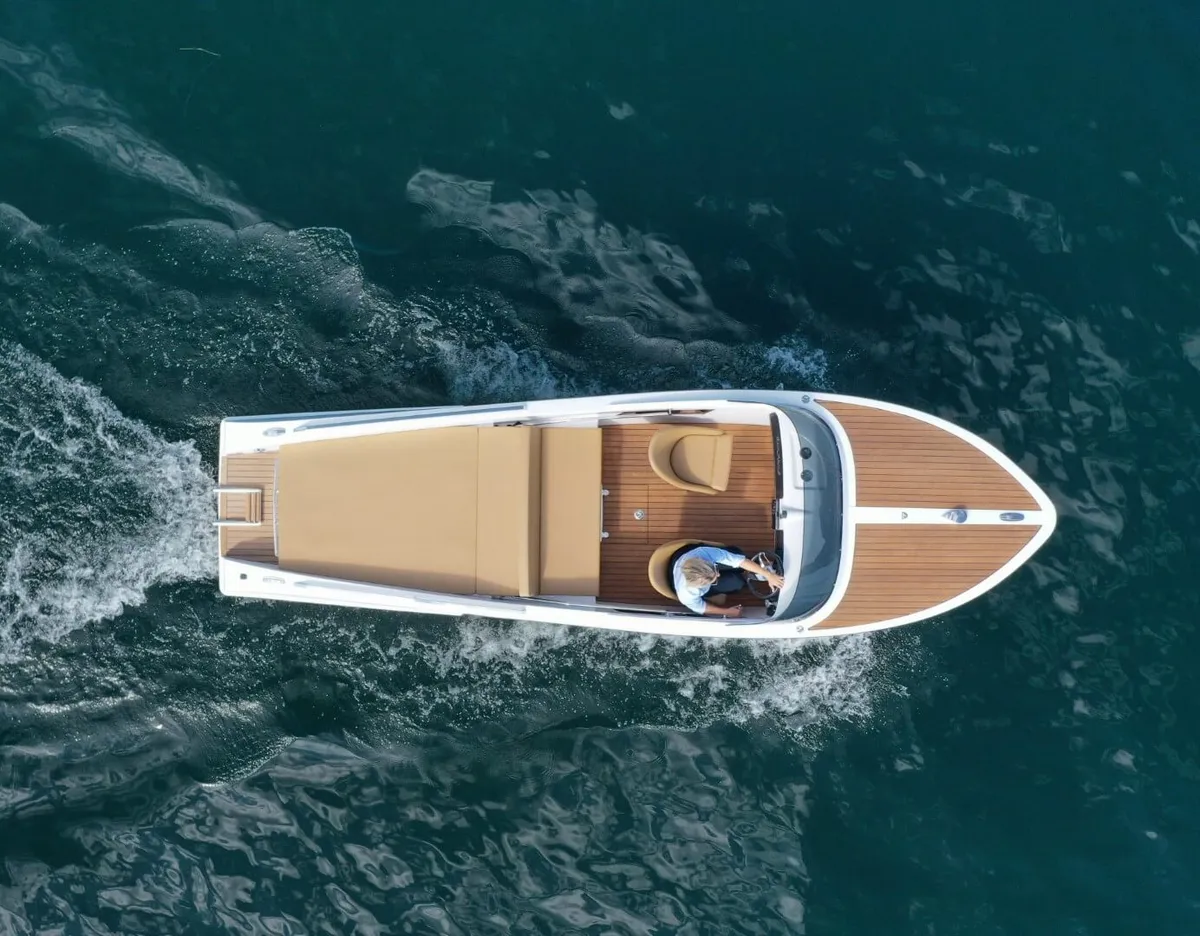 Frauscher 610 San Remo: Boat cruising, viewed from above