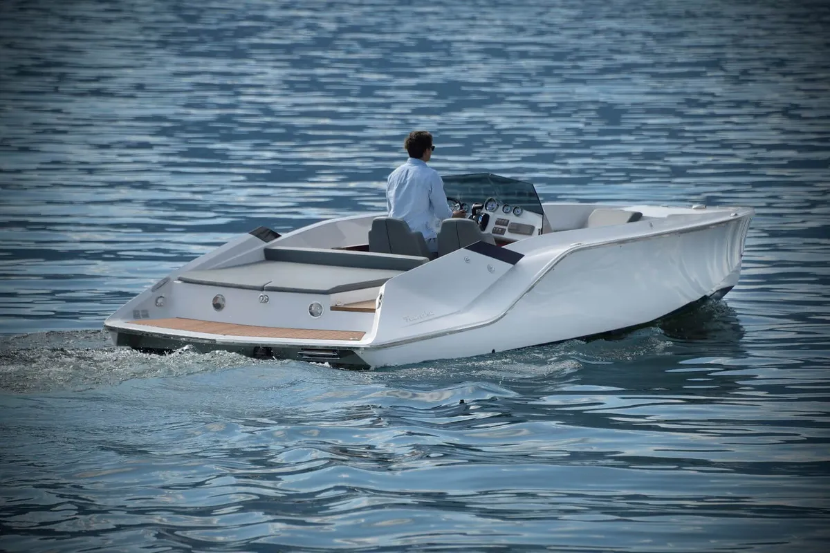 Frauscher 740 Mirage Air: White speedboat cruising on the water