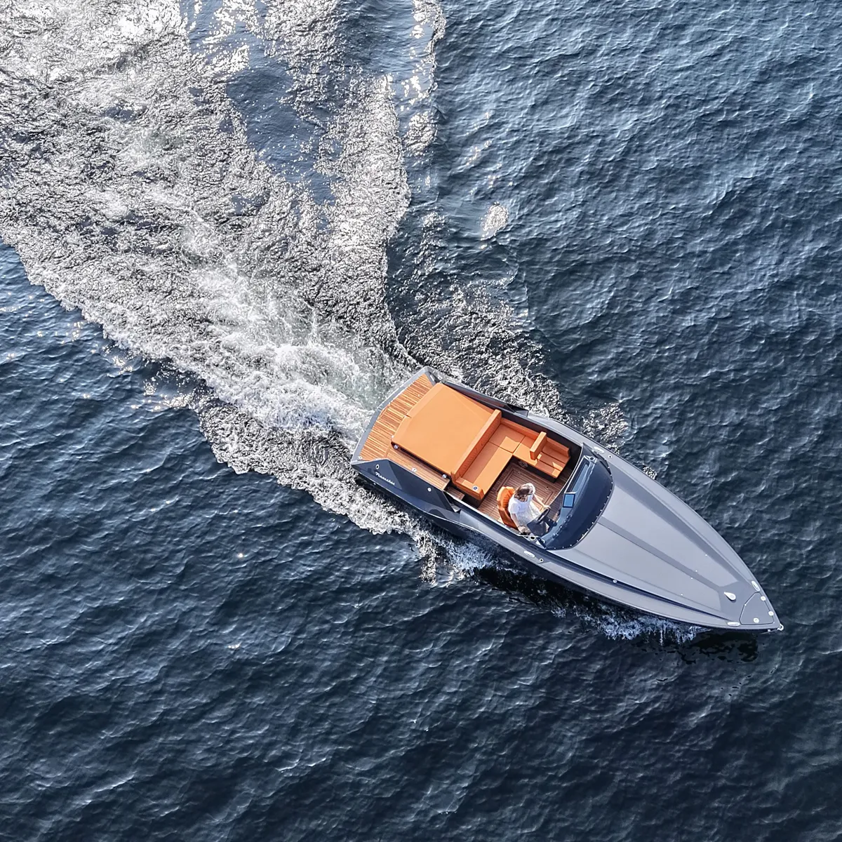 Frauscher 740 Mirage: Ein Schnellboot, das auf dem Meer fährt, aus der Vogelperspektive betrachtet