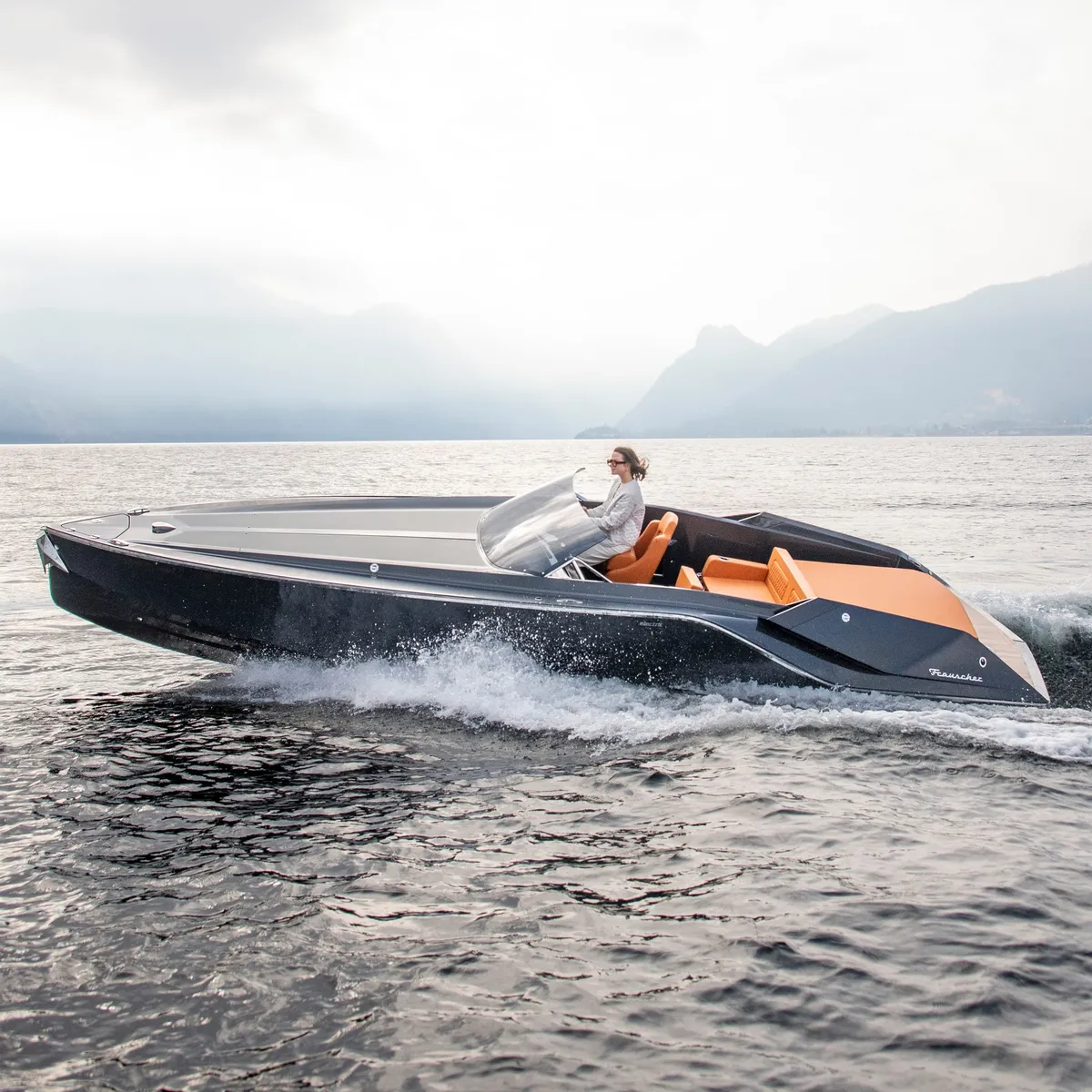 Frauscher 740 Mirage: Promenade en hors-bord sur un lac