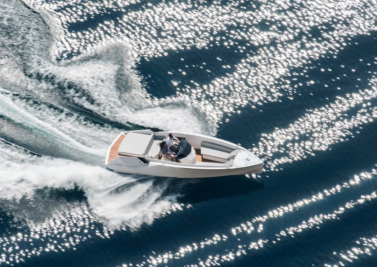 Frauscher 747 Mirage Air: Speedboat cruising at sea