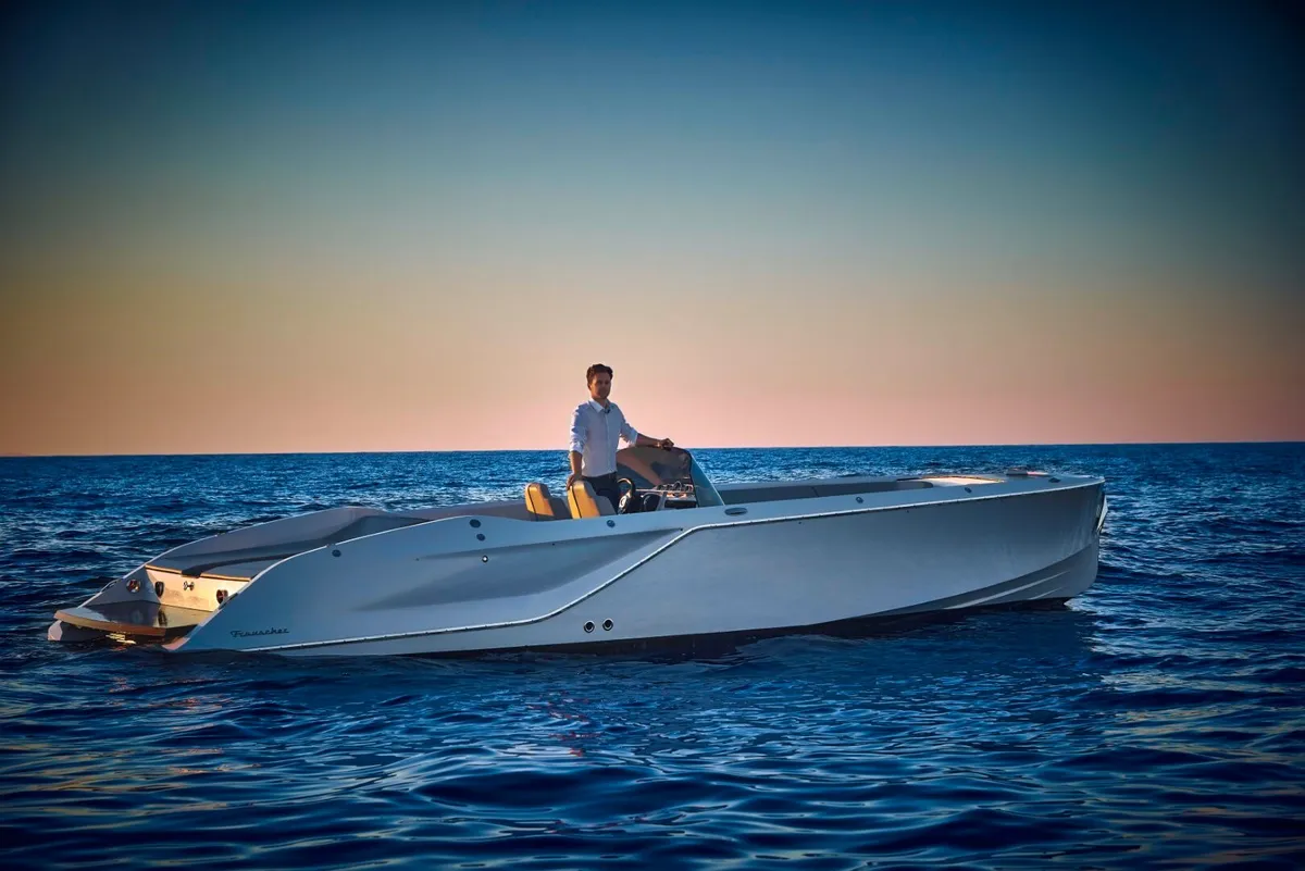 Frauscher 858 Fantom Air: Ein Boot auf dem Meer bei Sonnenuntergang