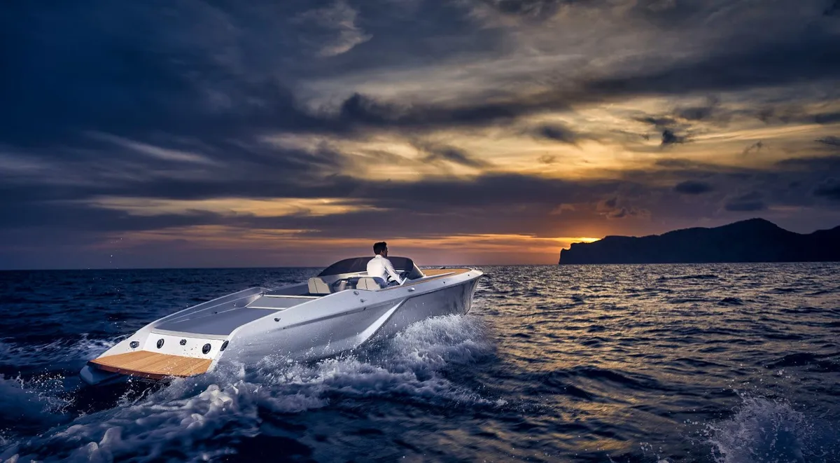 Frauscher 858 Fantom: Speedboat cruising at sunset