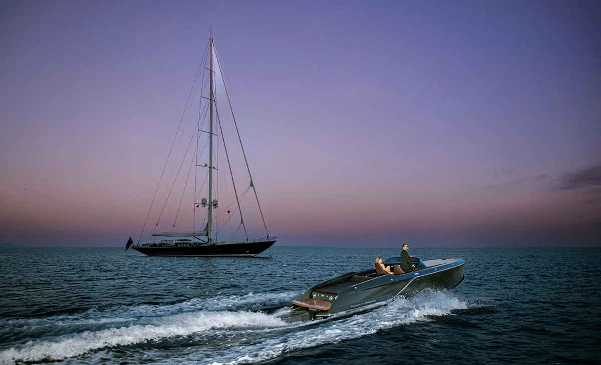 Frauscher x Porsche 850 Fantom: Speedboat passes sailing boat