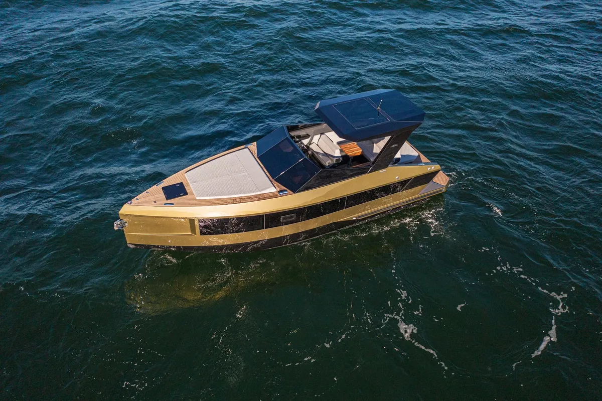 Futuro Boats RX 30: Ein goldenes Boot, das auf dem Meer dahingleitet