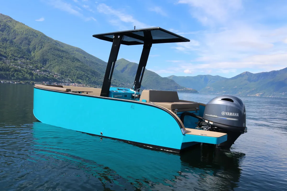 Futuro Boats ZX 22 AB: Ein türkisfarbenes Boot auf einem See