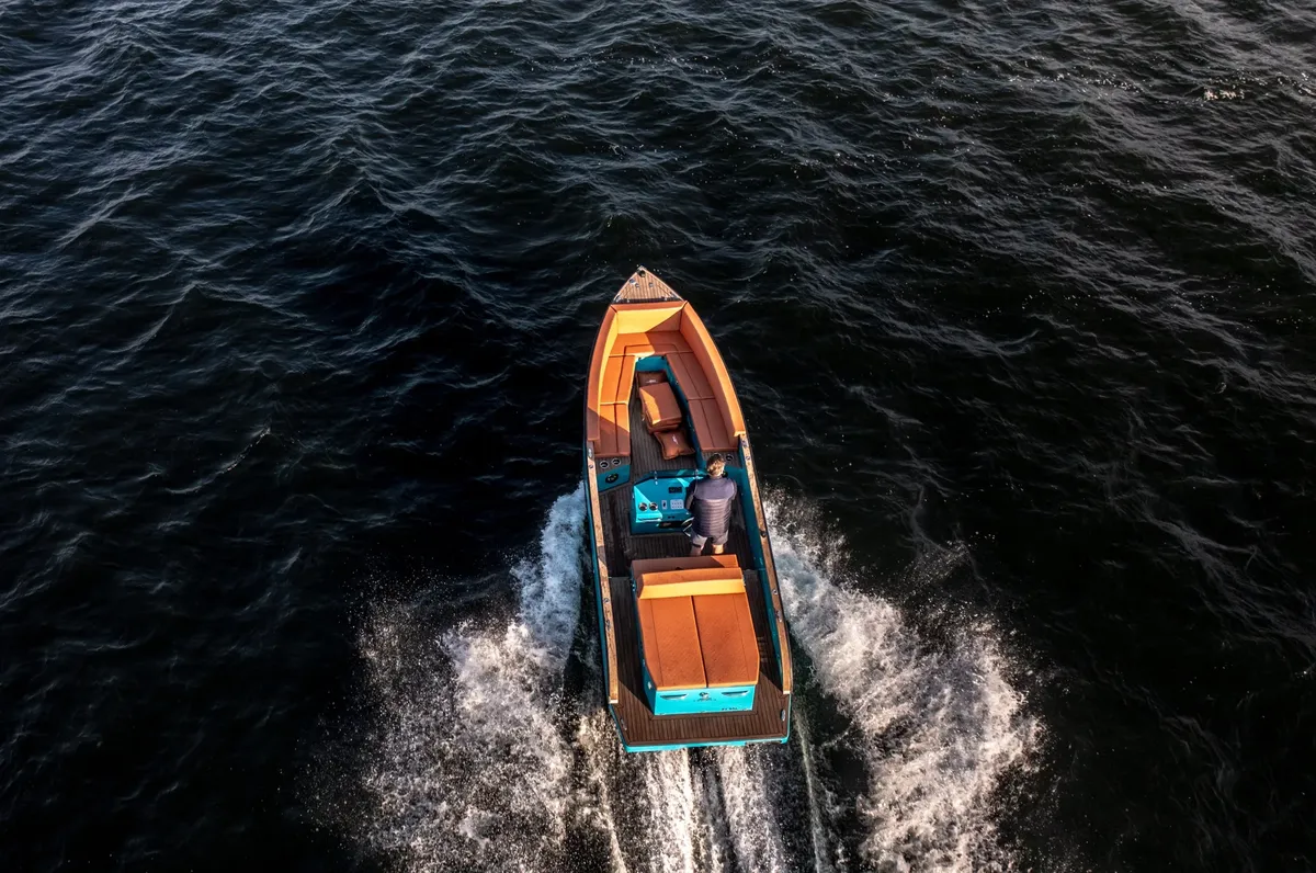 Futuro Boats ZX 22 IB: Ein Boot, das auf dem Meer fährt, aus der Vogelperspektive betrachtet