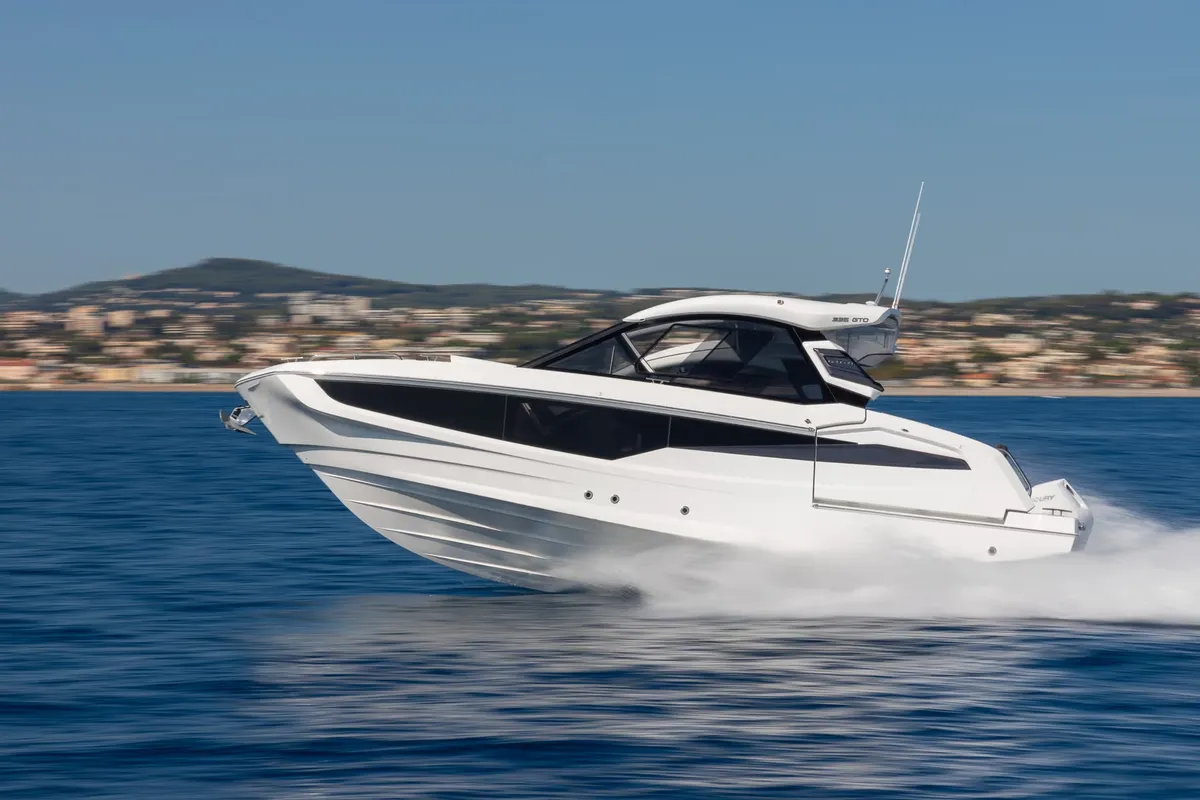 Galeon Yachts 335 GTO: White boat cruising at sea