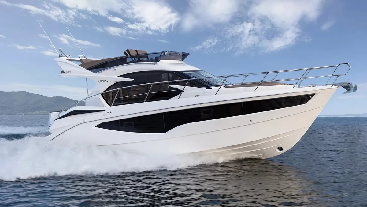 Galeon Yachts 360 FLY: Weiße Fahrtenyacht auf See