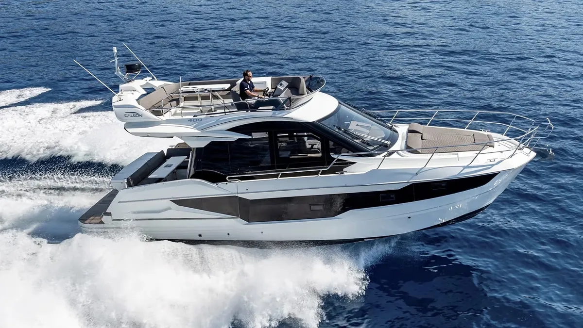Galeon Yachts 400 FLY: Boat cruising at sea