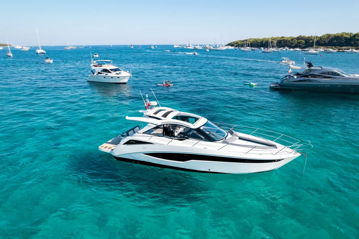Galeon Yachts 405 HTS: Yacht de luxe sur des eaux turquoise