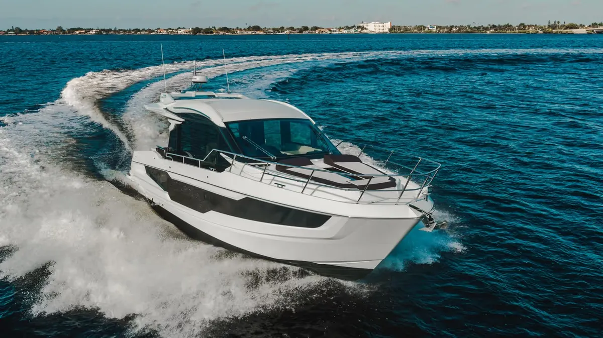Galeon Yachts 410 HTC: Boat cruising at sea