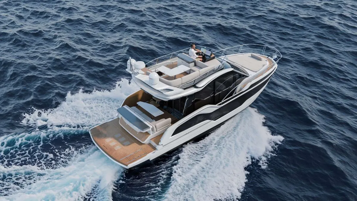 Galeon Yachts 420 FLY: Boat cruising at sea