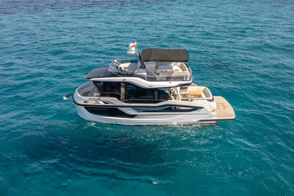 Galeon Yachts 430 EXP: Eine Luxusyacht, die auf dem Meer treibt