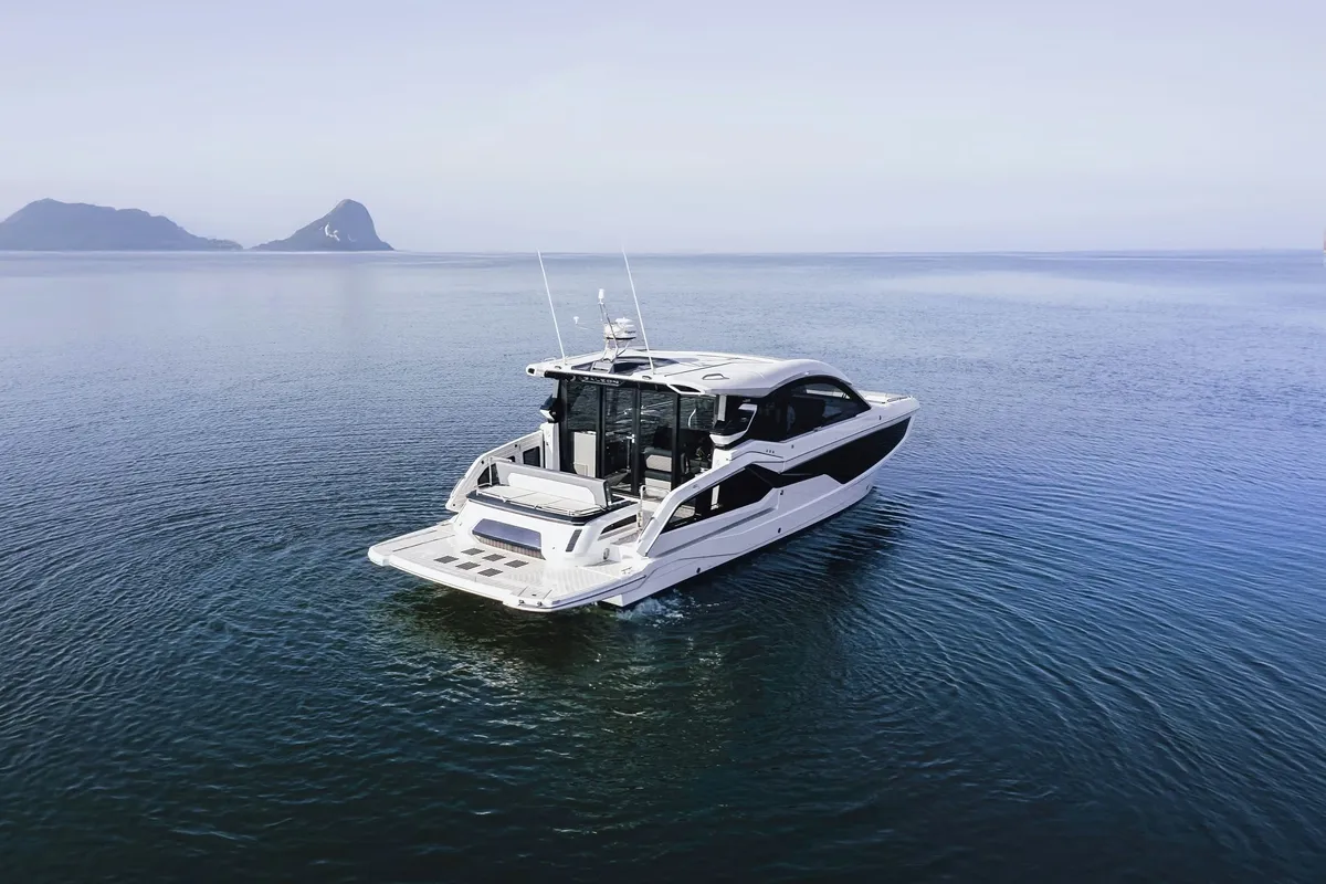 Galeon Yachts 435 GTI: Ein weißes Boot, das auf dem Meer fährt