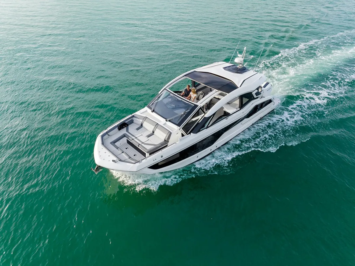 Galeon Yachts 435 GTO: Bootsfahrt auf dem Meer