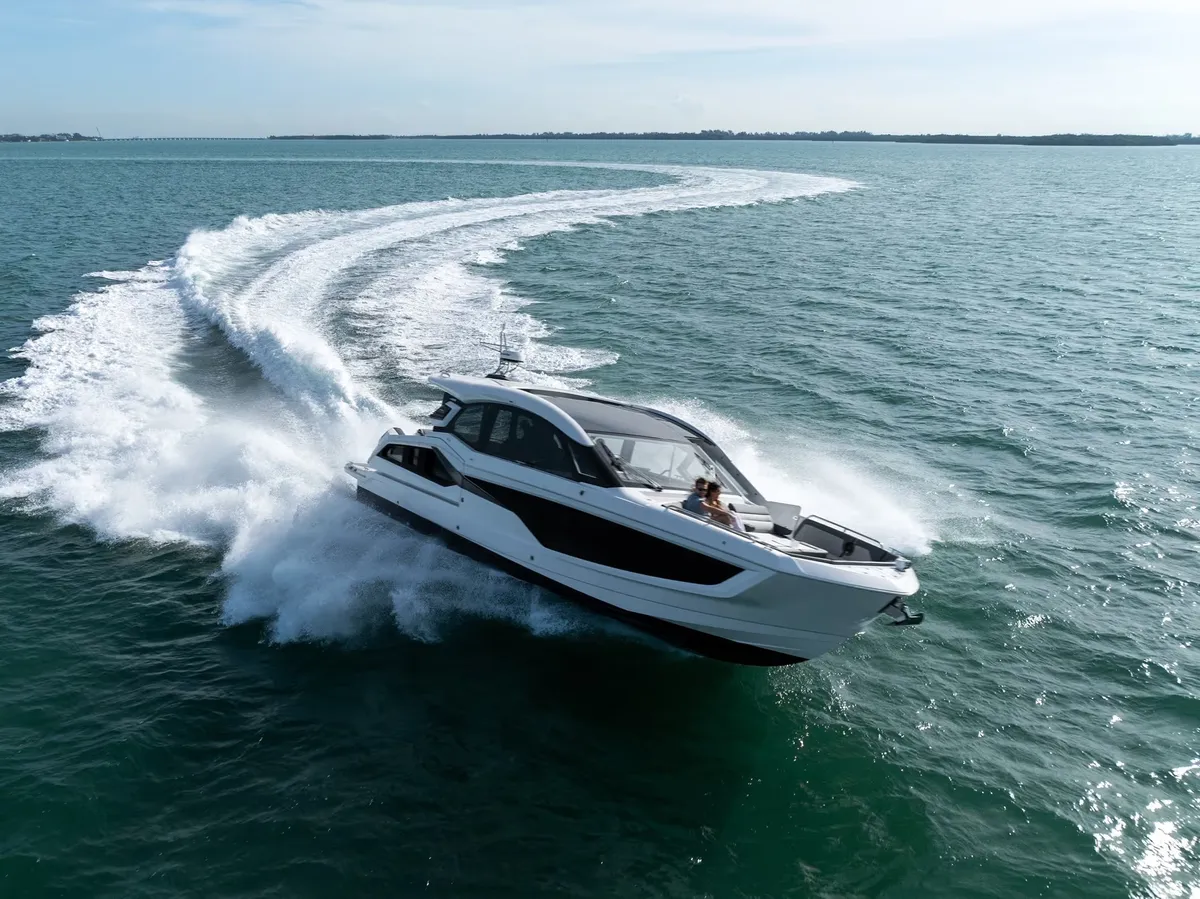 Galeon Yachts 435 GTO: Boat cruising through waves