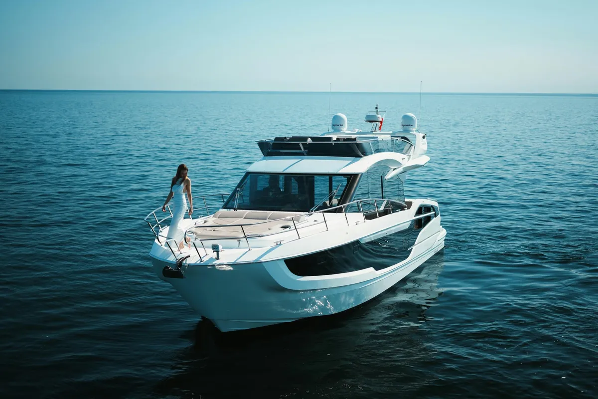 Galeon Yachts 440 FLY: Yacht at sea with a woman