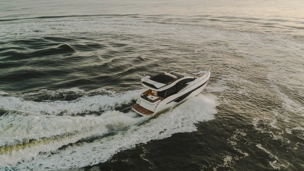 Galeon Yachts 470 SKY: Bootsfahrt auf dem Meer