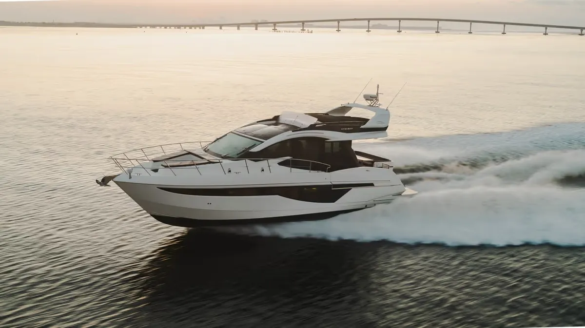 Galeon Yachts 470 SKY: Promenade en bateau sur l'eau