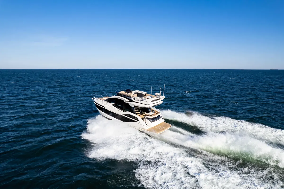Galeon Yachts 480 FLY: Yacht cruising at sea