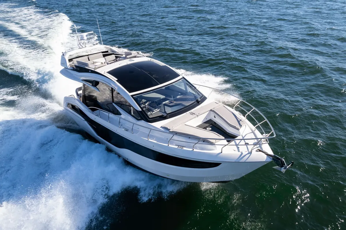 Galeon Yachts 510 SKY: Boat cruising at sea