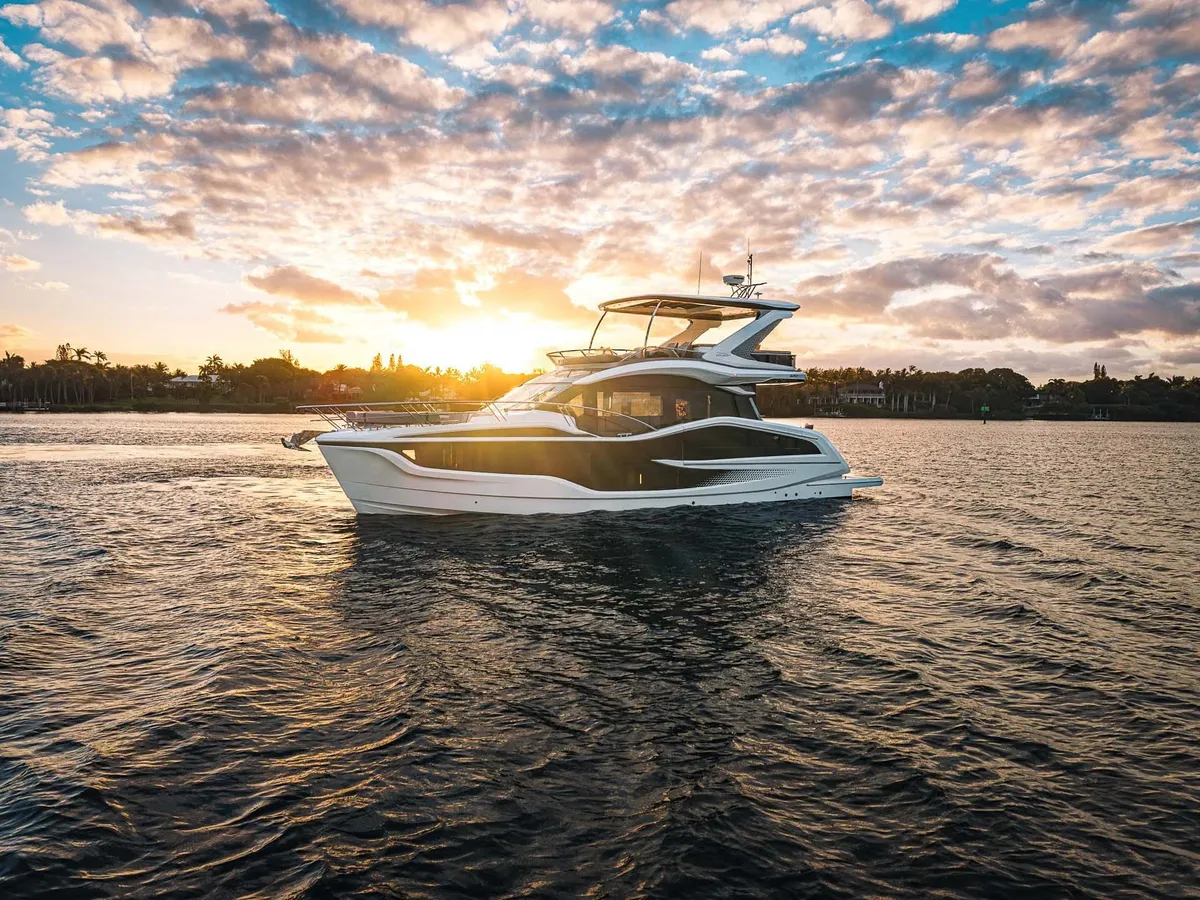 Galeon Yachts 520 FLY: Yacht cruising at sunset
