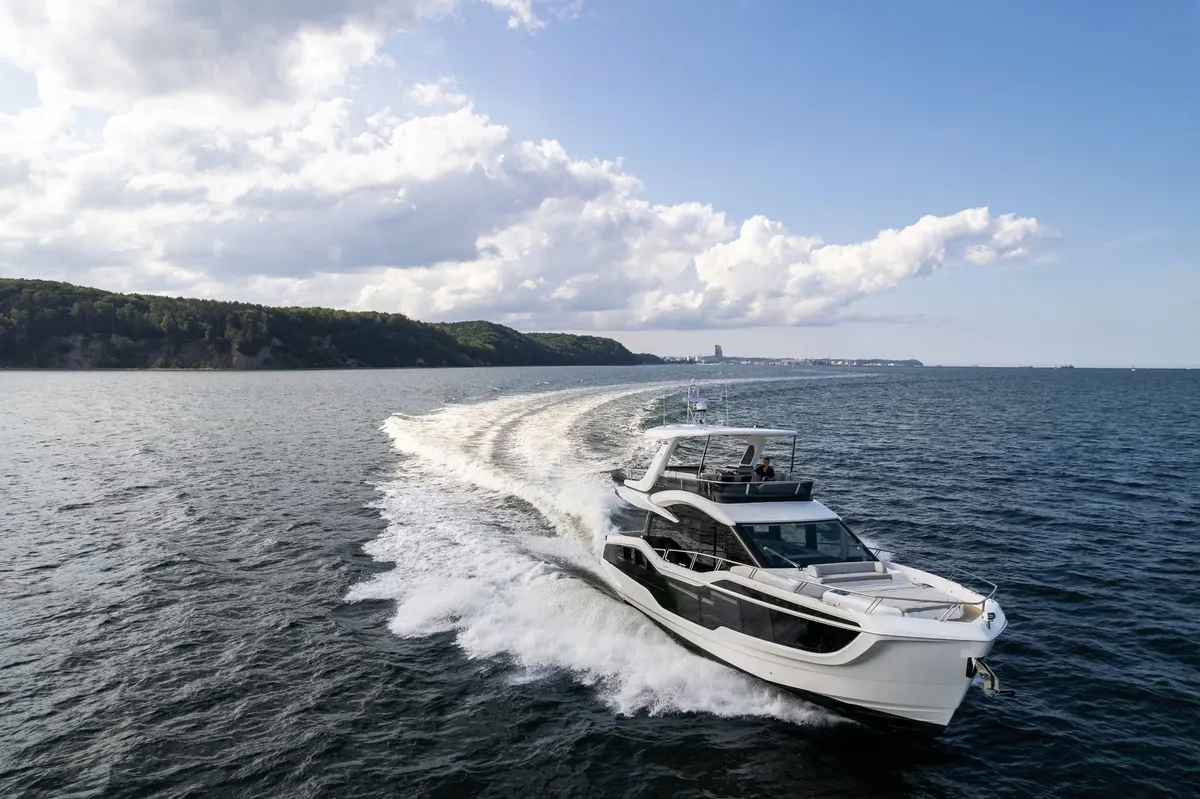 Galeon Yachts 560 FLY: Bootsfahrt auf dem Meer