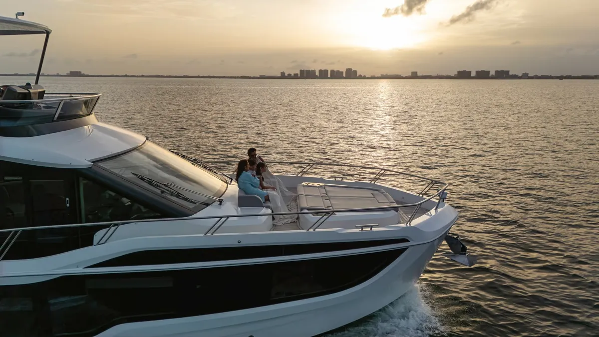 Galeon Yachts 560 FLY: Boat cruising at sunset