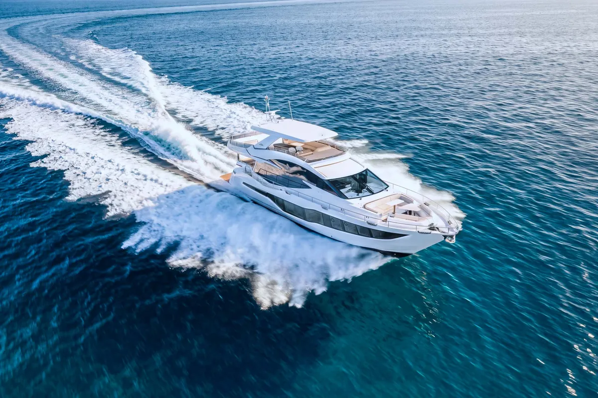 Galeon Yachts 800 FLY: Boat cruising through waves