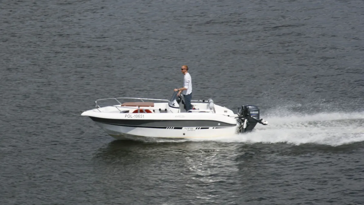 Galia 475 Open: Seitenansicht in Fahrt