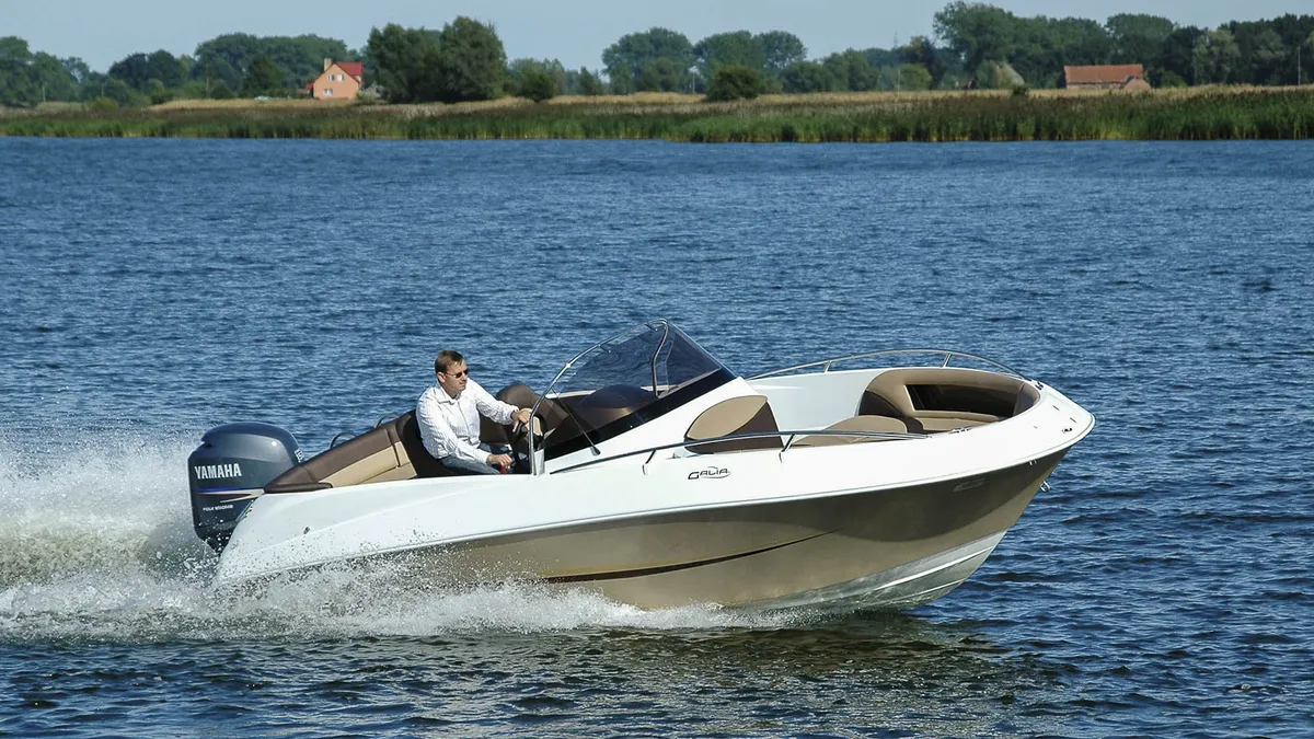 Galia 570 Open: Seitenansicht in Fahrt