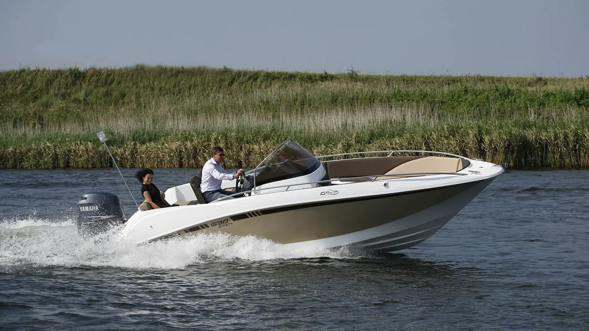 Galia 630 Open: Side view underway