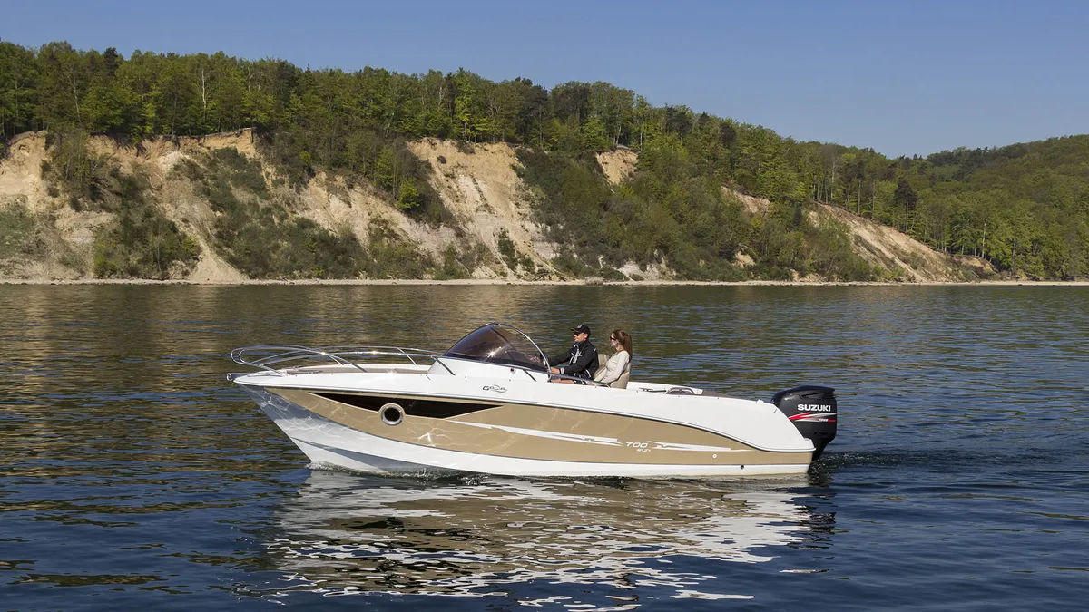 Galia 700 Sundeck: Seitenansicht in Fahrt