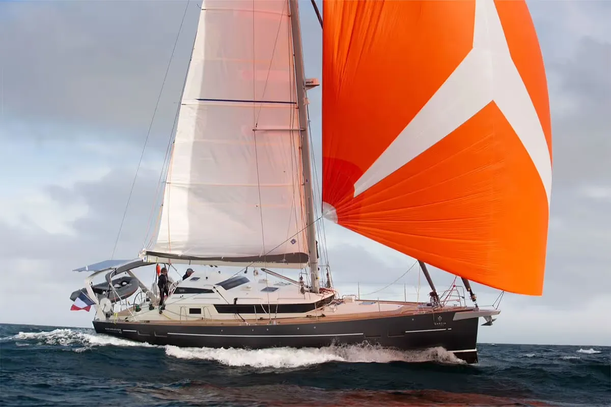 Garcia Exploration 45: Seitenansicht beim Segeln