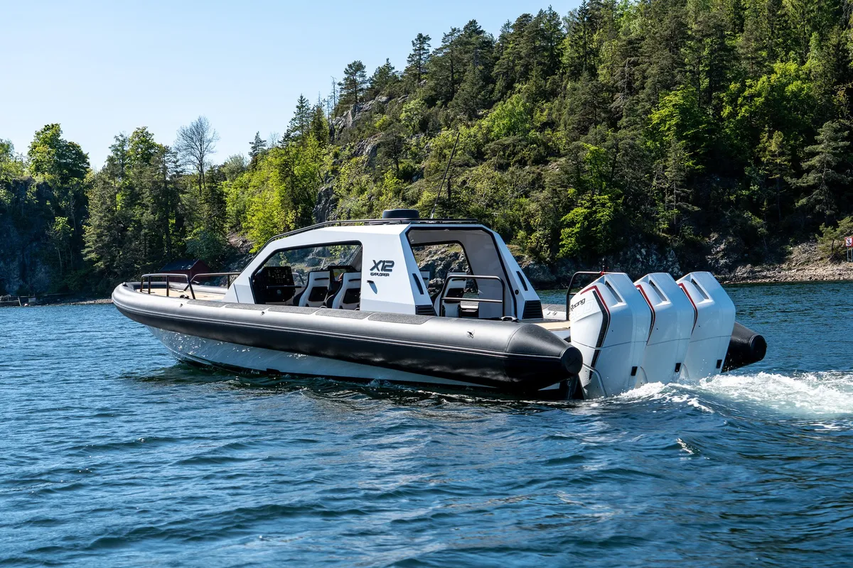 Goldfish X12 Explorer: Seitenansicht in Fahrt