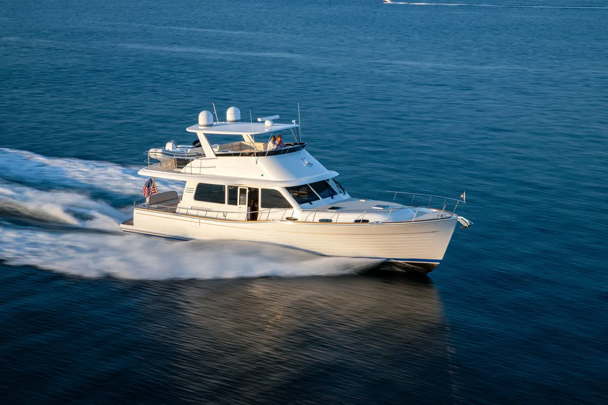 Grand Banks 54: Ein weißes Motorboot, das über das Meer gleitet